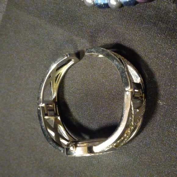 Elegant Silver Women's Quartz Watch - Picture 3 of 4